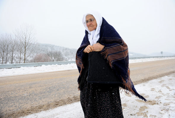 Azmin böylesi 85 yaşındaki Şahizar nine kar kış demeden her gün okula gidiyor
