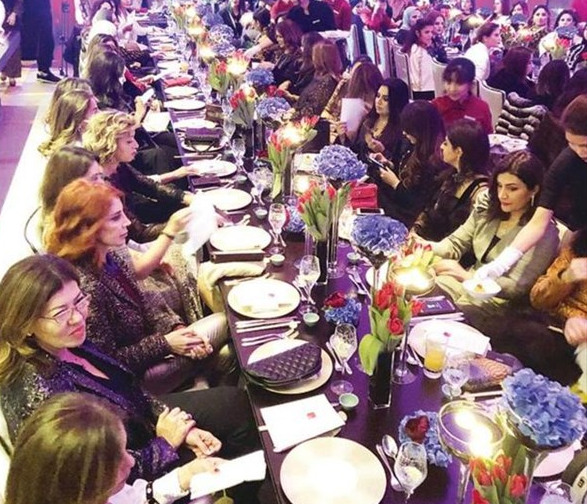 Burak Özçivit tam 80 kadınla yemek yedi rekor fiyata anlaştı