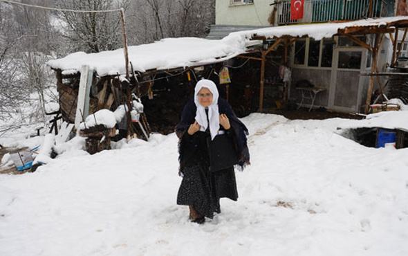 85 yaşındaki Şahizar nine kar kış demeden her gün okula gidiyor