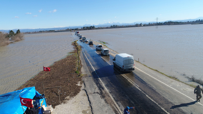 Osmaniye'de yol battı turp çıktı Hatay'da köy Adana'da mezarlık sele gitti