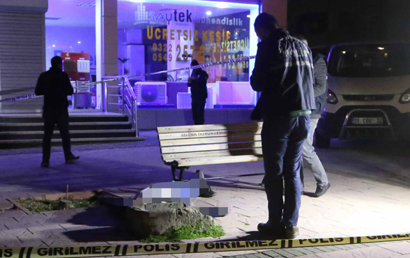 Adana'da kaldırımda ceset bulundu