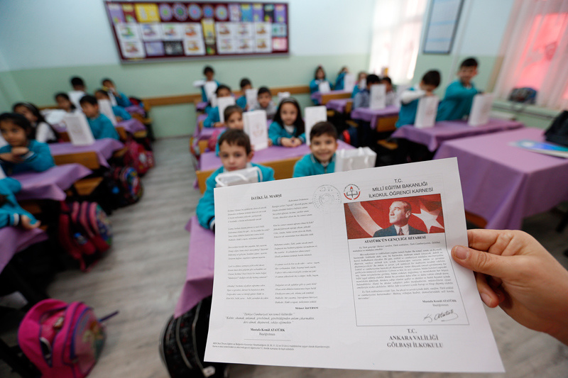 Milli Eğitim Bakanı Ziya Selçuk karne dağıttı sınıfta renkli anlar