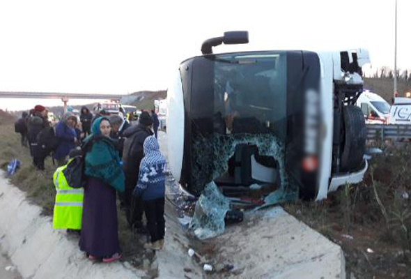 İstanbul'da yolcu otobüsü devrildi çok sayıda yaralı var