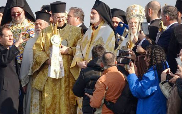 Denize haç atılırken ezan okununca, Bartholomeos törene ara verdi