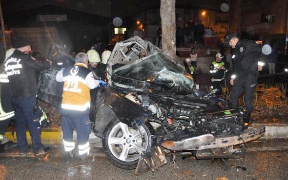 Ağaca çarpan otomobil ikiye bölündü: 1 ölü, 3 yaralı