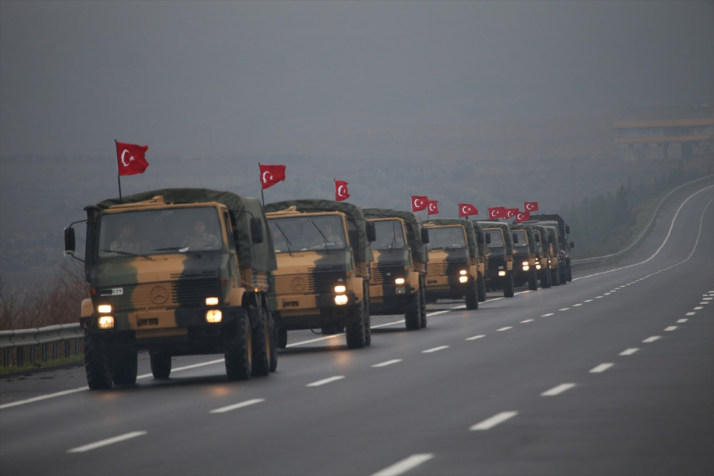 Türk bayraklı mühimmat konvoyu! Suriye sınırına giderken görüntülendi