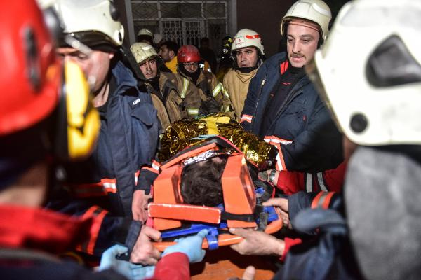 İstanbul'da bina çöktü: Ölü ve yaralılar var!