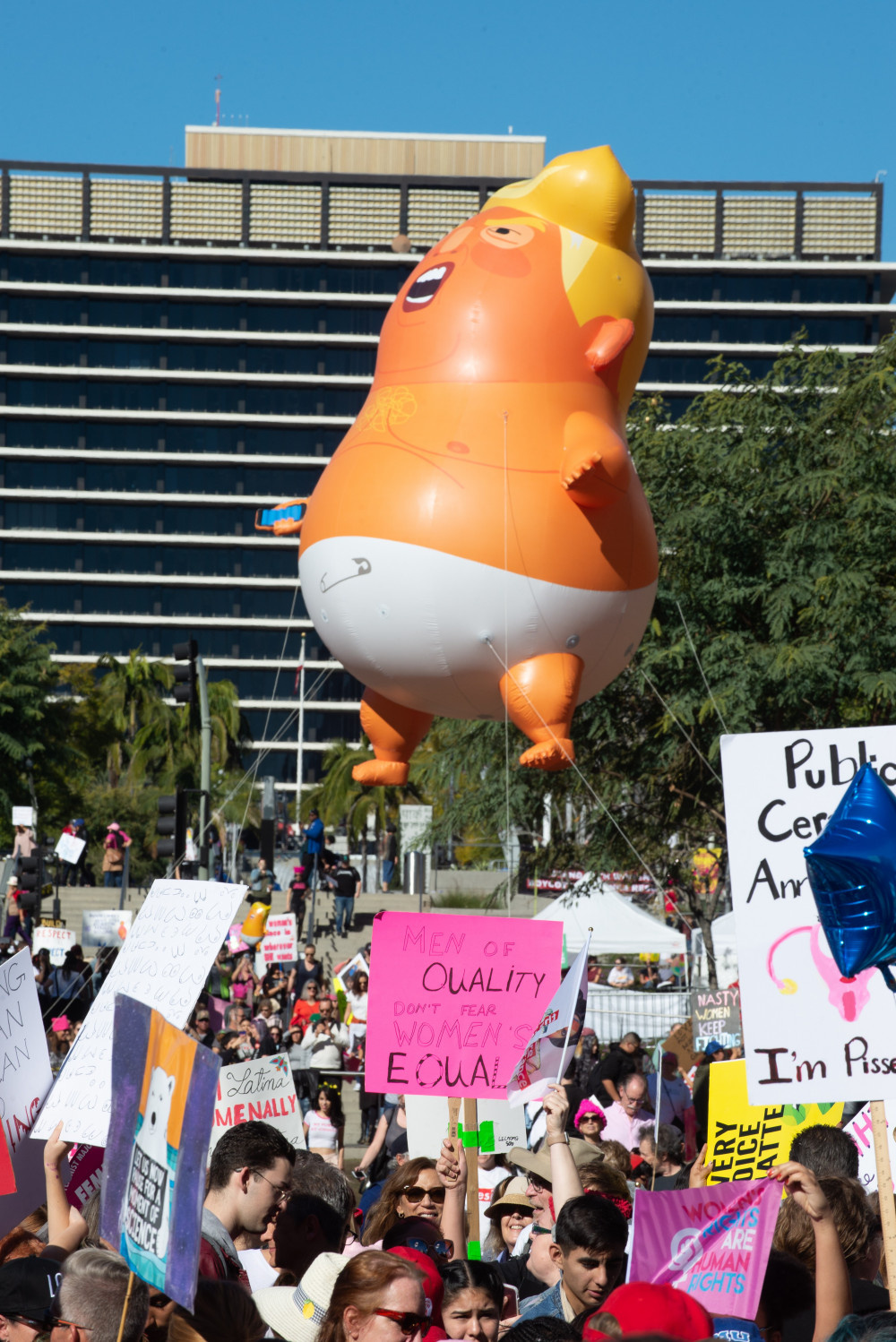 ABD'de binlerce kadın Trump hükümetini protesto etti 