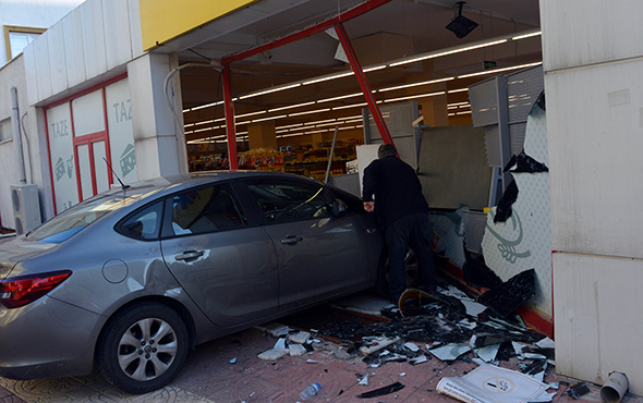 Vitesleri karıştırınca markete daldı: Eşi fenalık geçirdi!