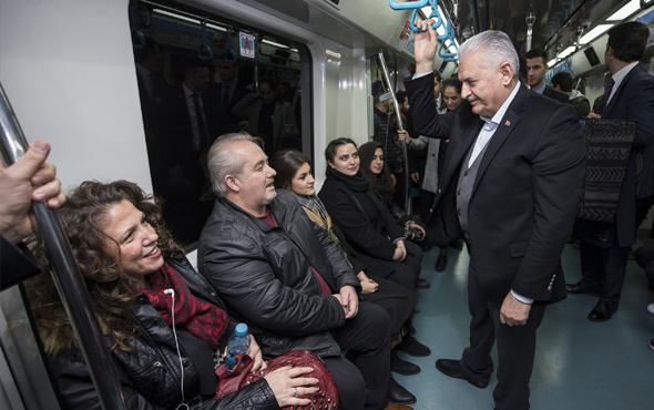 Binali Yıldırım Marmaray'la yolculuk etti vatandaşla dertleşti