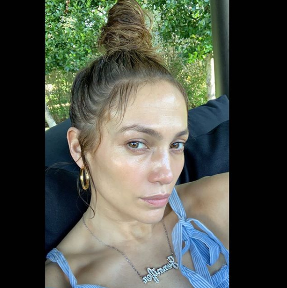Jennifer Lopez makyajsız halini paylaştı sosyal medya yıkıldı yıllara meydan okuyor!