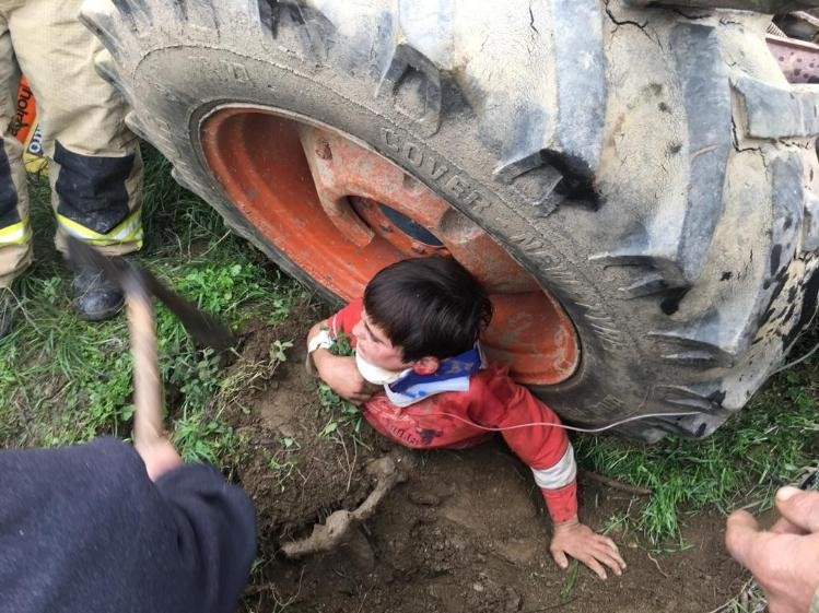 Traktör tekerine sıkışan çocuk mucize şekilde kurtuldu