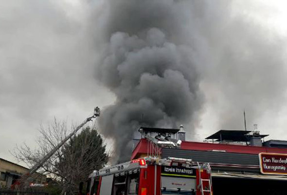 İzmir'de dumanlar yükseldi: Fabrikada korkutan yangın!