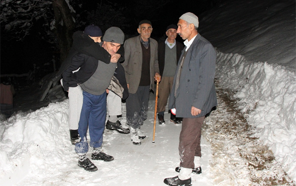Bitlis'in Hizan ilçesinde karla mücadele