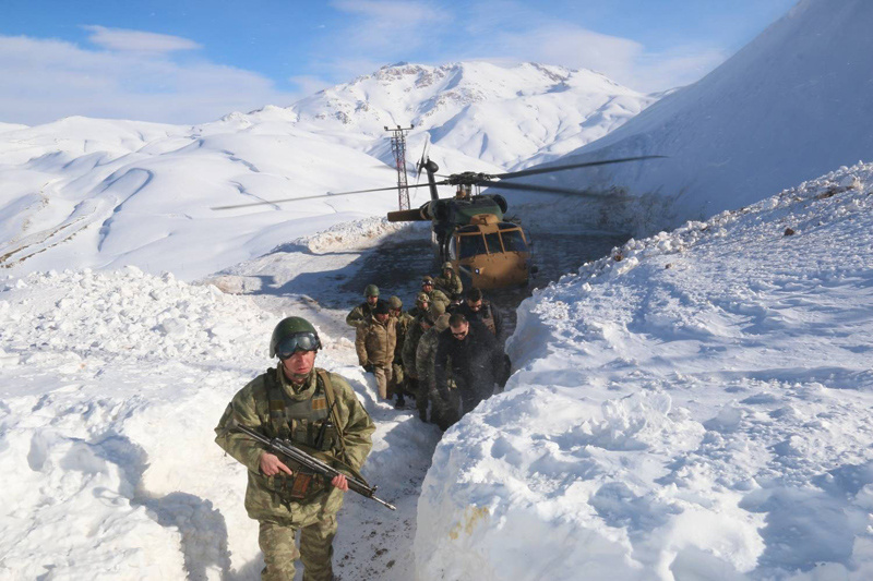 Hakkari'de 5 metre karda vatan savunması