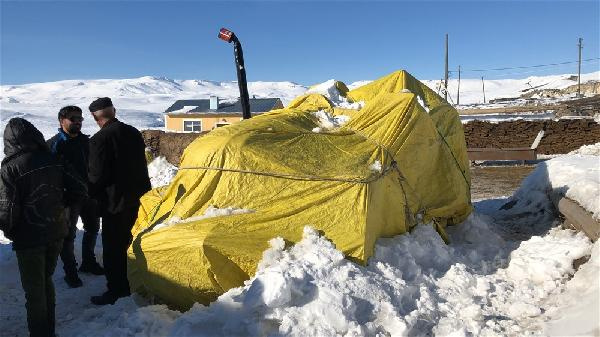 Kars'ta Sibirya soğuğuna çare salça kutusu oldu