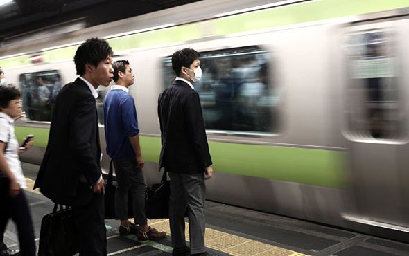 Tokyo metrosunda sıkışıklığı gidermek için bedava yemek teklifi