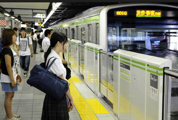Japonya'da metro yoğunluğuna yemekli çözüm