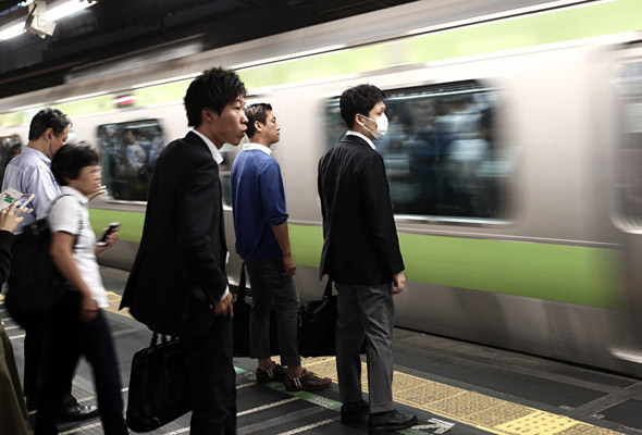 Japonya'da metro yoğunluğuna yemekli çözüm