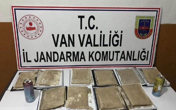 Uyuşturucu maddeyi kitapların arasına saklamışlar!