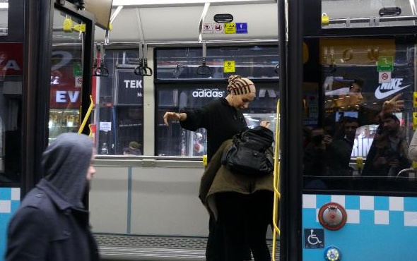 Yolcunun cep telefonu çalındı, şoför kimseyi otobüsten indirmedi