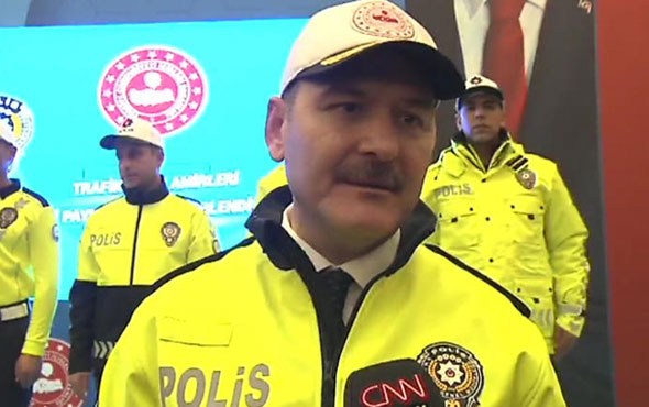 Yeni polis kıyafetlerine bakın Bakan Soylu canlı yayında sürpriz yaptı!