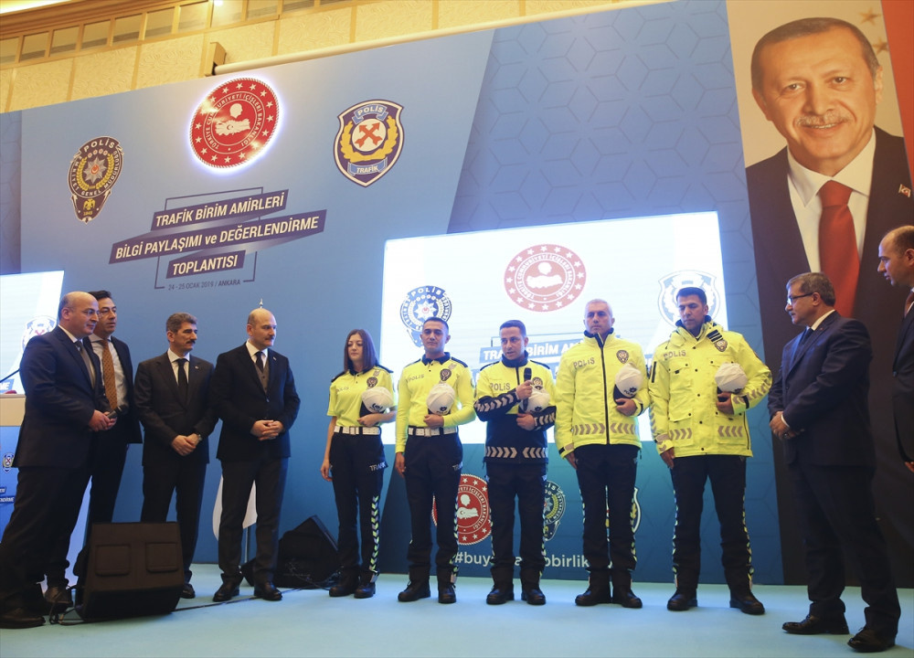 Yeni polis kıyafetlerine bakın Bakan Soylu canlı yayında sürpriz yaptı!