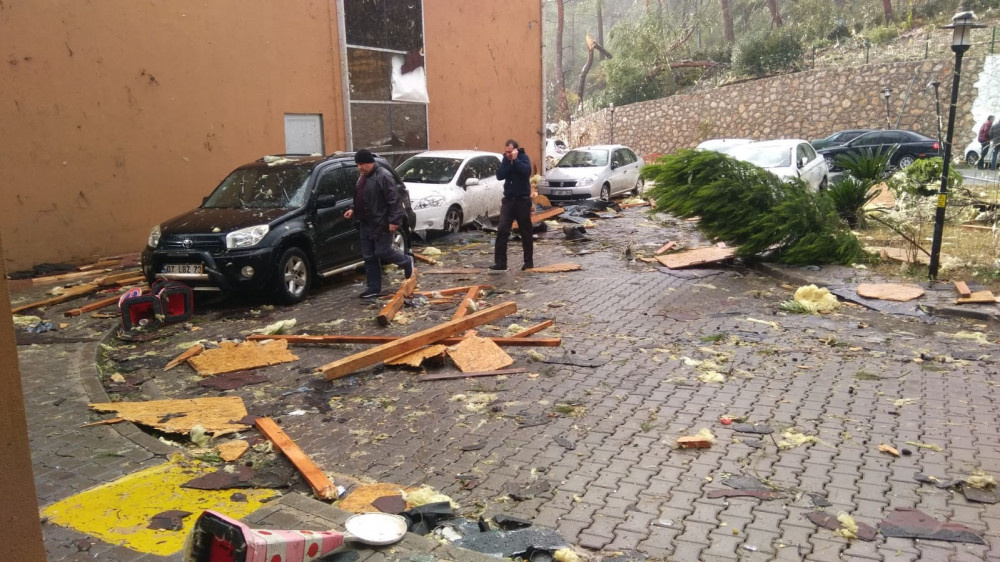 Antalya'da hortum felaketi! Yollar kapandı ağaçlar devrildi ölü ve yaralılar var