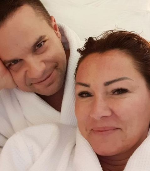 Pınar Altuğ eşiyle bornozlu fotoğrafını paylaştı edepsizlikle suçlandı
