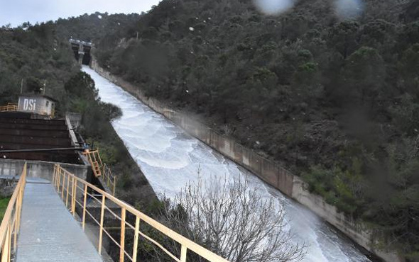İzmir'de Balçova Barajı'nın kapakları açıldı