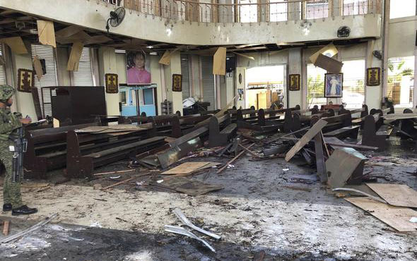 Filipinler'de kiliseye bombalı saldırı! Çok sayıda ölü ve yaralı var