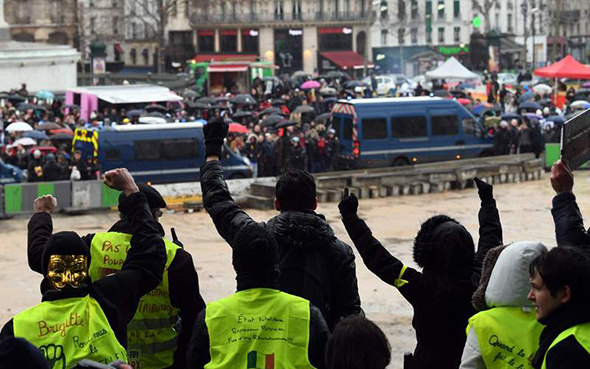 Paris'te kırmızı fularlılar sarı yeleklilere karşı