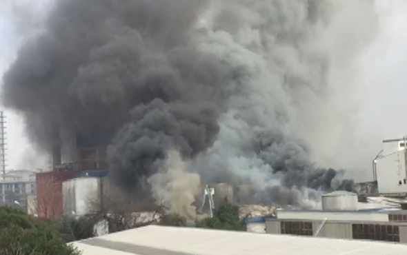 İstanbul Güngören'de son dakika fabrika yanıgını dumanlar yükseliyor