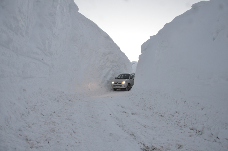 Yüksekova'da kar 4 metreyi aştı kardan tüneller oluştu