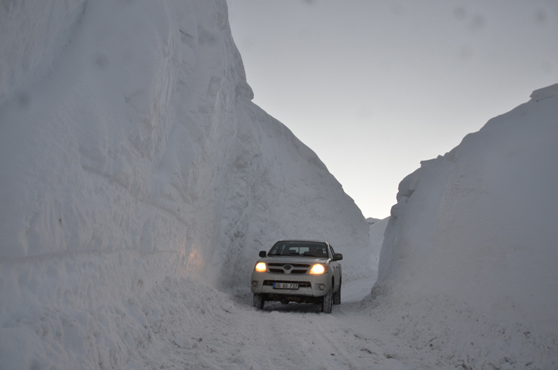 Yüksekova'da kar 4 metreyi aştı kardan tüneller oluştu