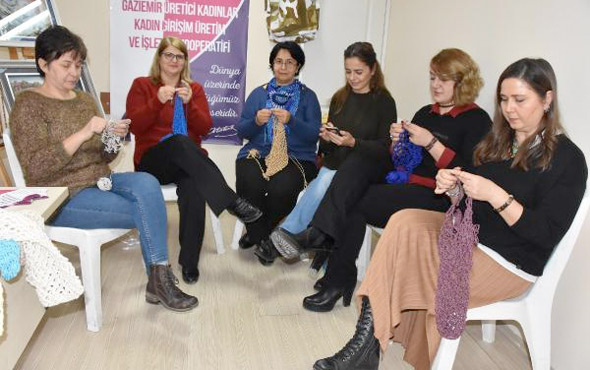 İzmirli kadınlar alışverişte kullanmak için file örüyor