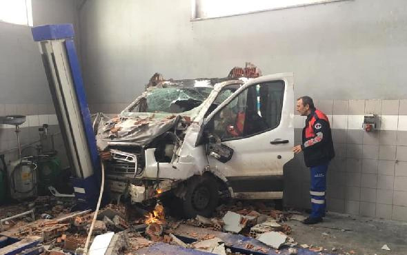 Elazığ'da kamyonet, iş yerinin duvarına çarpıp içeri girdi