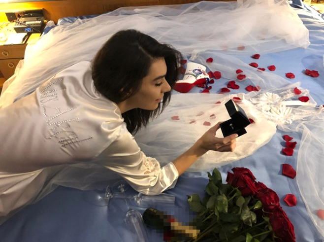 Sinan Akçıl'la evlenen Burcu Kıratlı'nın yatakta gecelikli pozları olay oldu