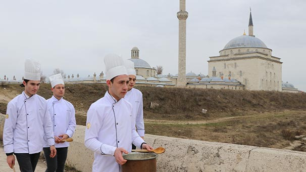 Edirne'de onlarca öğrenci bir araya gelip nehre pilav döktü