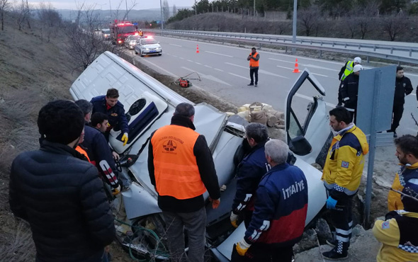 Peynir yüklü minibüs beton duvara çarptı: 2 ölü