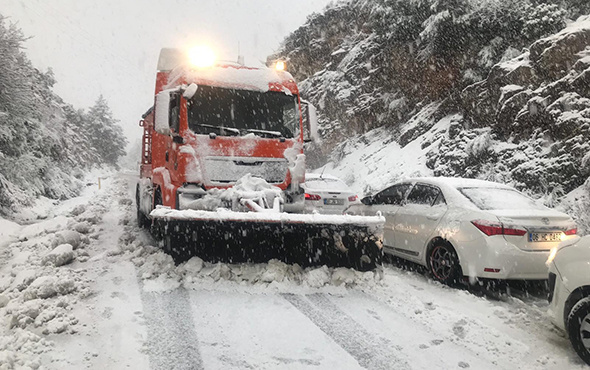 Antalya-Konya karayolunda yüzlerce sürücü yolda kaldı!