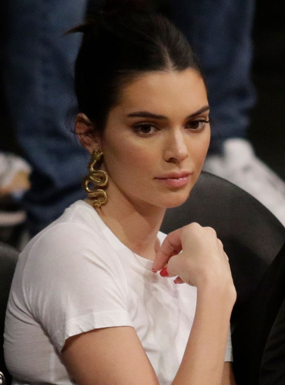 Kendall Jenner elmalı şeker yiyerek maç izledi
