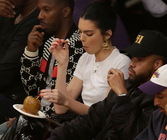 Kendall Jenner elmalı şeker yiyerek maç izledi