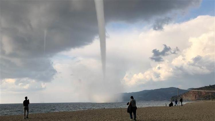 İzmir, Mersin, Muğla ve Balıkesir'de hortum ve şiddetli yağış alarmı