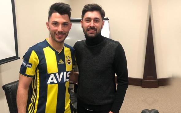 Tolgay Arslan resmen Fenerbahçe'de! Formayı giyip poz verdi