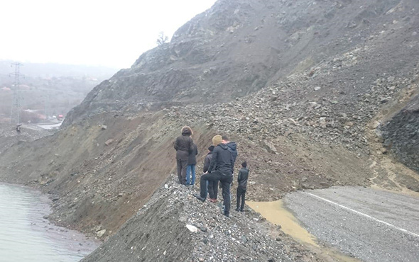 Adıyaman'da kara yolu kapandı: Heyelan aracı yuttu!