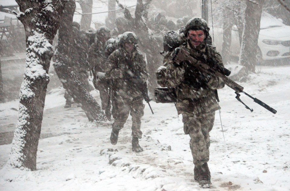 Komandolar karla kaplı dağlarda PKK operasyonunda