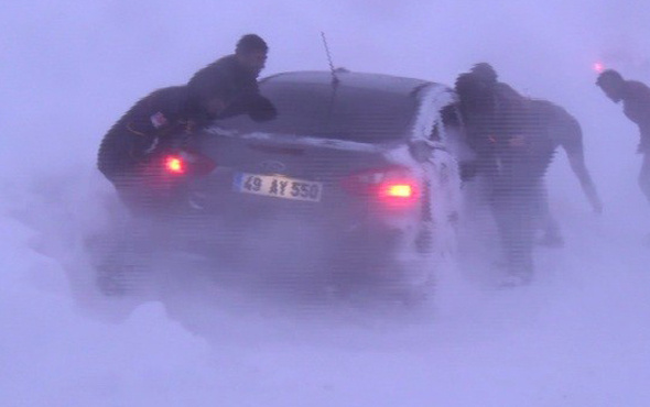 Karda mahsur kalan 75 kişi kurtarıldı