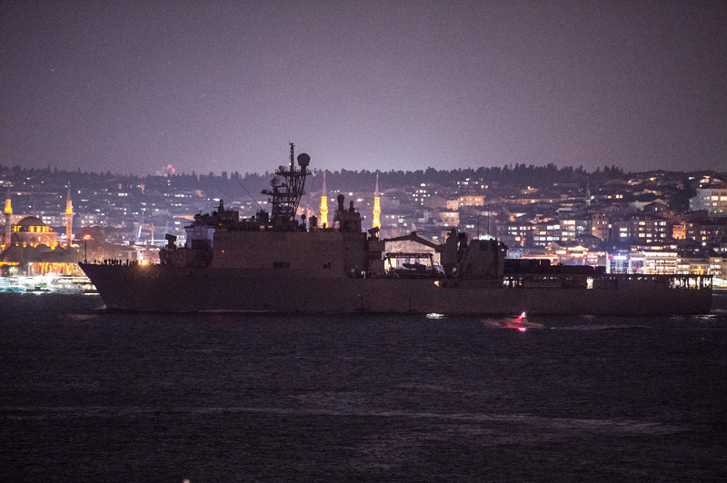 ABD savaş gemisi İstanbul Boğazı'ndan karartma yaparak geçti