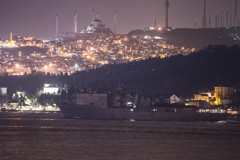 ABD savaş gemisi İstanbul Boğazı'ndan karartma yaparak geçti